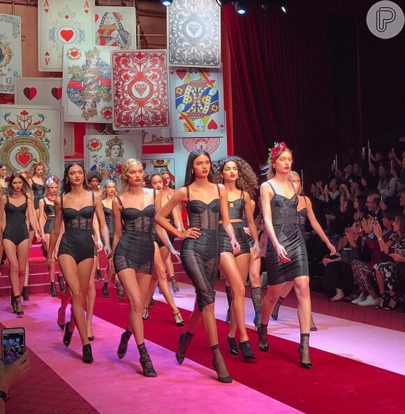 Marina Ruy Barbosa faz foto das modelos na passarela durante desfile da grife Dolce & Gabbana