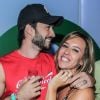 Cristiane Dias foi fotografada trocando carinhos com o namorado, Lucas Franco, no Rock in Rio