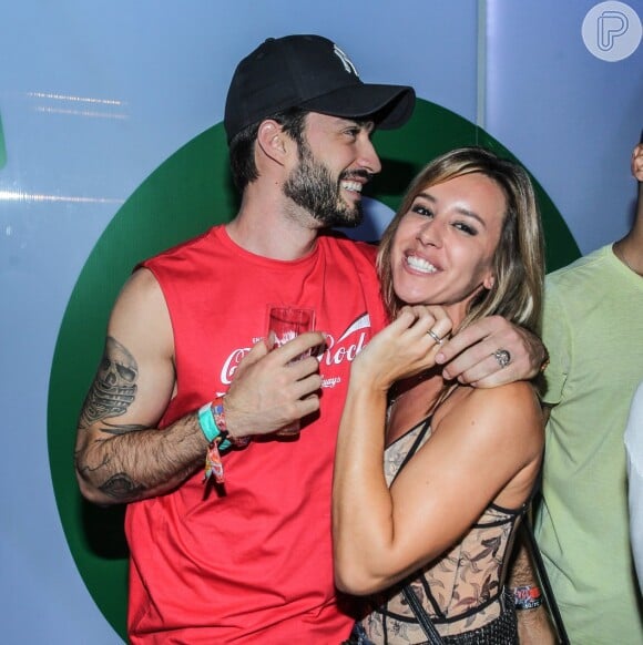 Cristiane Dias foi fotografada trocando carinhos com o namorado, Lucas Franco, no Rock in Rio
