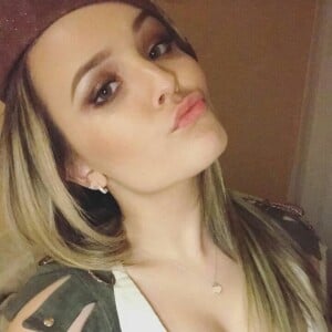 Larissa Manoela curtiu festa a fantasia, na madrugada desta segunda-feira, 25 de setembro de 2017