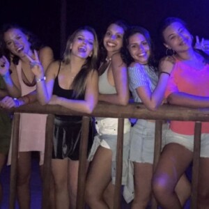 'Que vibe é essa?' escreveu Larissa Manoela em seu perfil do Instagram