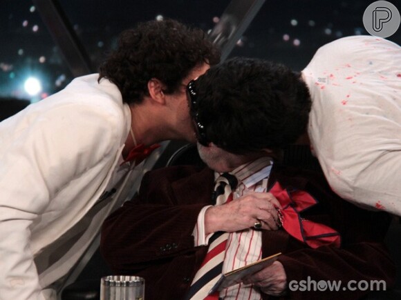 Jô Soares protagoniza beijo triplo com George Sauma e Nicolas Bartolo em seu programa de TV, em 28 de abril de 2014