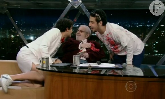 Jô Soares protagoniza beijo gay triplo após perguntar como acontece o momento no show