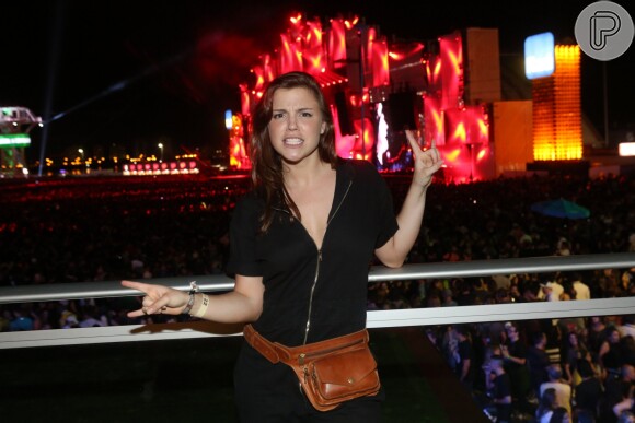 Alice Wegmann usou pochete marrom de couro por cima de roupa preta no dia 22 de setembro de 2017 no Rock in Rio