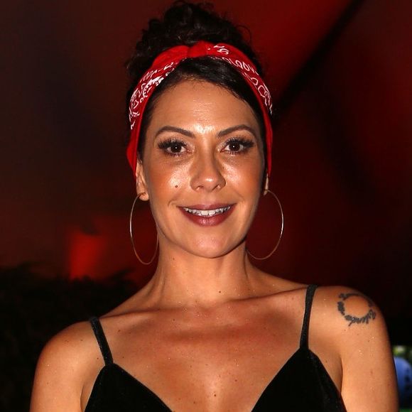 A pochete de couro eleita por Fabíula Nascimento para montar seu look tinha design diferenciado