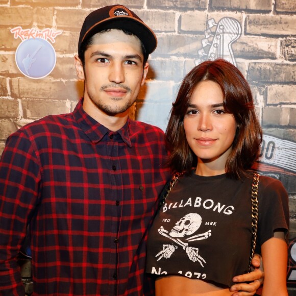 Gabriel Leone prestigia último dia de Rock in Rio com a namorada, Carla Salle, neste domingo, 24 de setembro de 2017