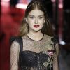 O longo Dolce & Gabbana exibido por Marina Ruy Barbosa nas passarelas italianas contava com bordados de flores sobre o look telado