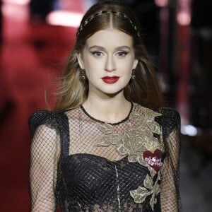 O longo Dolce & Gabbana exibido por Marina Ruy Barbosa nas passarelas italianas contava com bordados de flores sobre o look telado