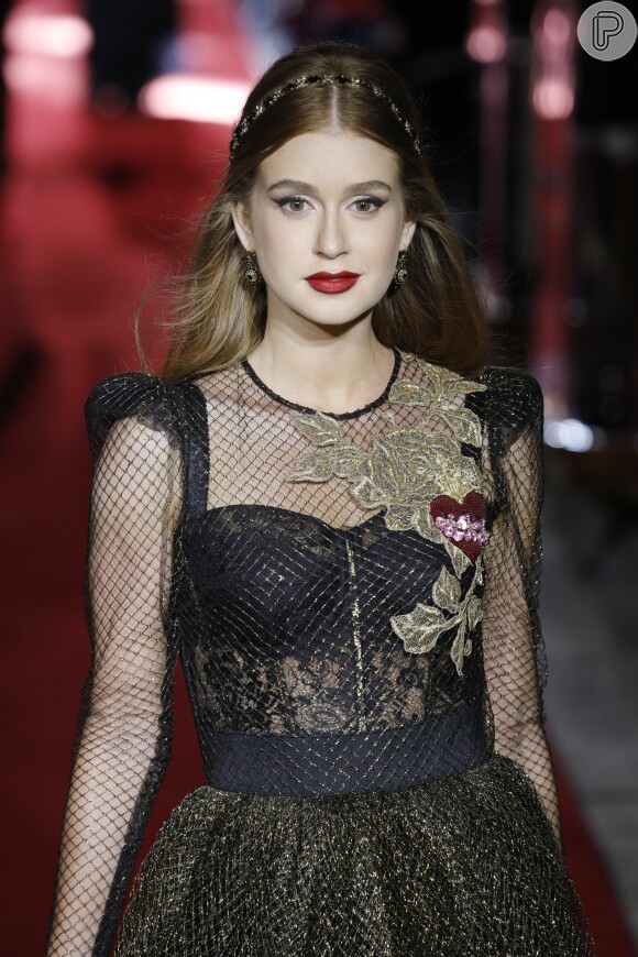O longo Dolce & Gabbana exibido por Marina Ruy Barbosa nas passarelas italianas contava com bordados de flores sobre o look telado