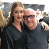 Marina Ruy Barbosa posou ao lado do estilista italiano Domenico Dolce antes de desfilar pela Dolce & Gabbana nas passarelas da semana de moda de Milão