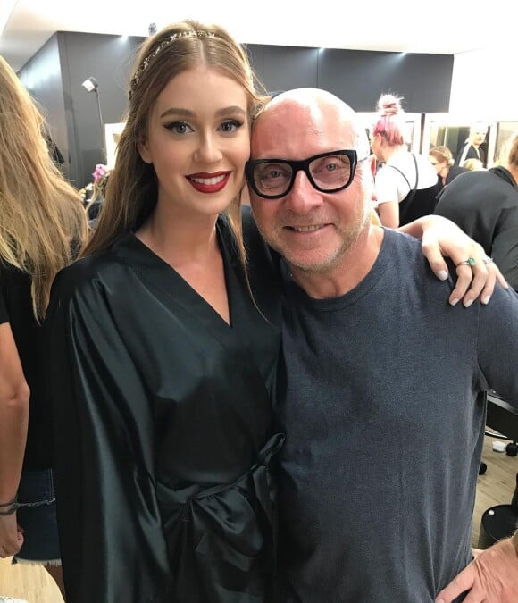 Marina Ruy Barbosa posou ao lado do estilista italiano Domenico Dolce antes de desfilar pela Dolce & Gabbana nas passarelas da semana de moda de Milão