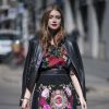 Em Milão, Marina Ruy Barbosa combinou o vestido de renda de bordados florais com slippers de salto