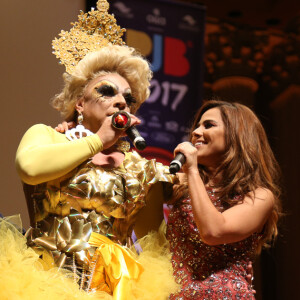 Wanessa Camargo e a drag queen Tchaka enviaram uma mensagem contra o preconceito no palco do Prêmio Jovem Brasileiro