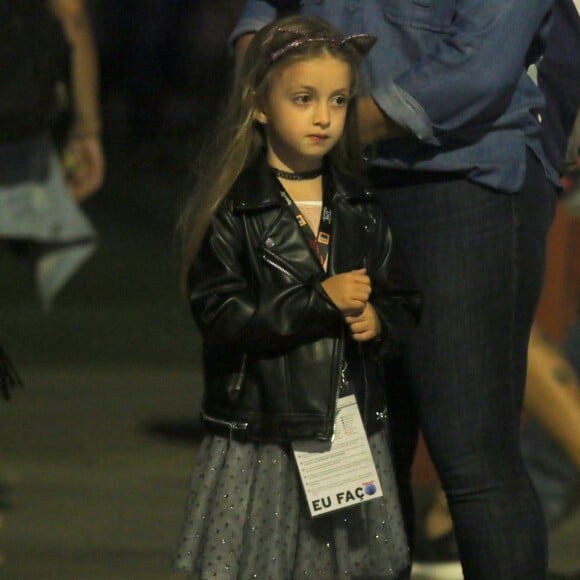 Eva, que fez aniversário no dia 25 de setembro de 2017, chamou atenção ao usar look estiloso com arco de orelhinhas no Rock in Rio