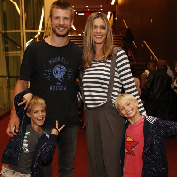 Fernanda Lima e Rodrigo Hilbert matricularam os gêmeos, João e Francisco, em uma escola dos Estados Unidos