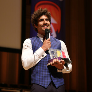 Caio Castro foi homenageado no Prêmio Jovem Brasileiro na noite de segunda-feira, 25 de setembro de 2017