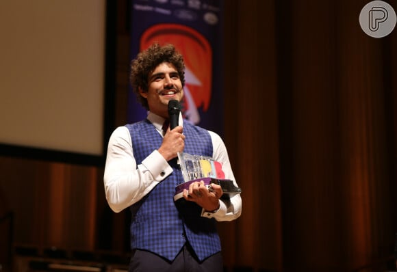 Caio Castro foi homenageado no Prêmio Jovem Brasileiro na noite de segunda-feira, 25 de setembro de 2017
