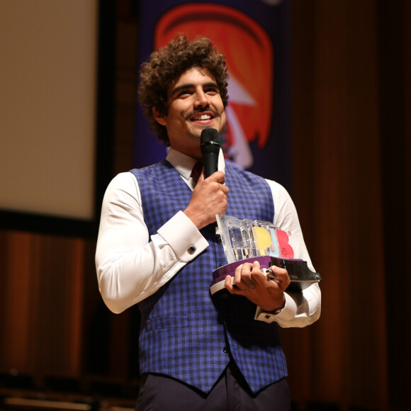 Caio Castro foi homenageado no Prêmio Jovem Brasileiro na noite de segunda-feira, 25 de setembro de 2017