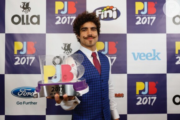 Caio Castro conquistou o troféu de Melhor Ator no Prêmio Jovem Brasileiro na noite de segunda-feira, 25 de setembro de 2017