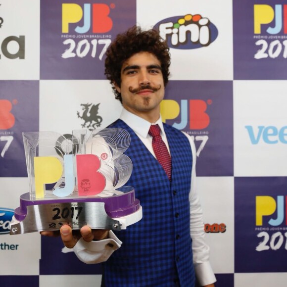 Caio Castro conquistou o troféu de Melhor Ator no Prêmio Jovem Brasileiro na noite de segunda-feira, 25 de setembro de 2017