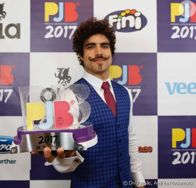 Caio Castro conquistou o troféu de Melhor Ator no Prêmio Jovem Brasileiro na noite de segunda-feira, 25 de setembro de 2017