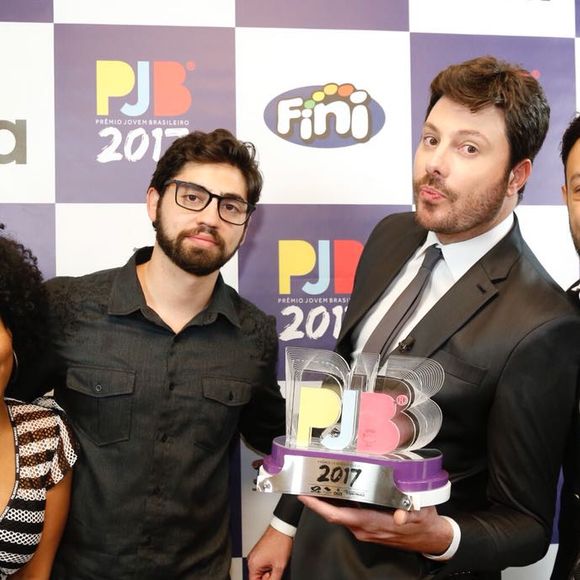 Danilo Gentili e a equipe do 'The Noite' conquistaram o troféu de Melhor Programa no Prêmio Jovem Brasileiro na noite de segunda-feira, 25 de setembro de 2017