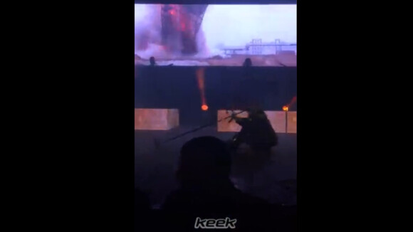 Demi Lovato cai no palco e comete gafe em show no RJ: 'Brigadeiro!'
