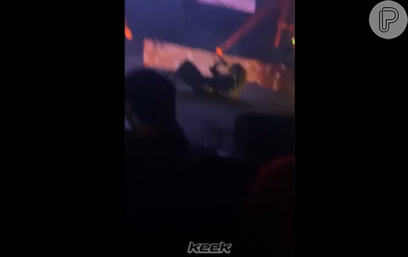 Após derrubar o pedestal do microfone, Demi Lovato tropeçou e caiu