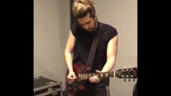 Luan Santana tocou guitarra depois de anunciar sua mudança para o metal, em seu Instagram, nesta terça-feira, 26 de setembro de 2017