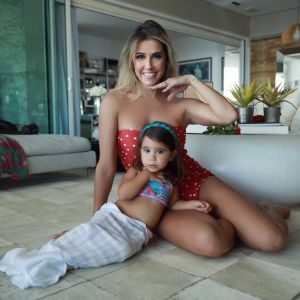 Deborah Secco cita Isis Valverde em foto de Maria Flor de sereia nesta terça-feira, dia 26 de setembro de 2017