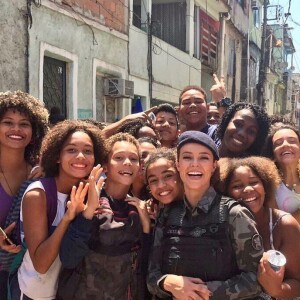 Paolla Oliveira sempre compartilha momentos divertidos nos bastidores, seja com fãs ou com colegas de cena