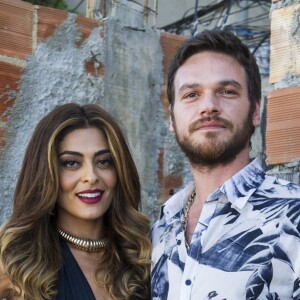 Bibi (Juliana Paes) e Rubinho (Emilio Dantas) tiveram o esconderijo revelado por Aurora (Elizângela)