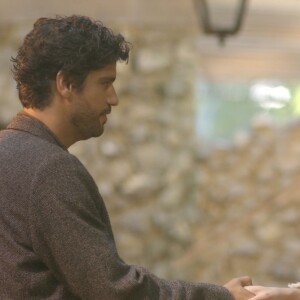 Inácio (Bruno Cabrerizo) e Maria Vitória (Vitória Strada) se conhecem no primeiro capítulo da novela 'Tempo de Amar'