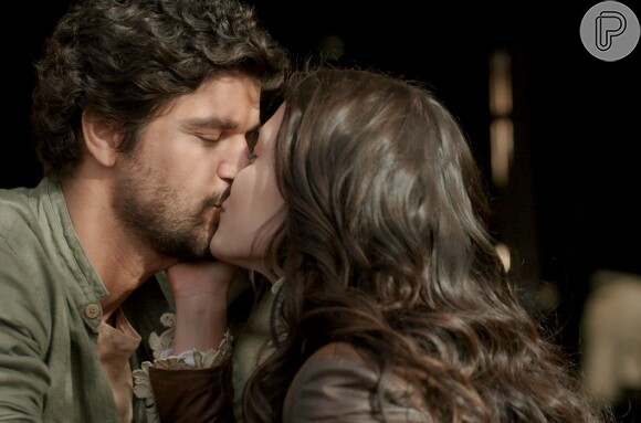 Inácio (Bruno Cabrerizo) e Maria Vitória (Vitória Strada) dão primeiro beijo na estreia da novela 'Tempo de Amar', em 26 de setembro de 2017