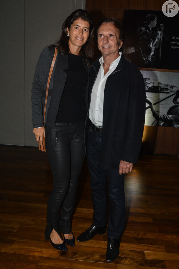 O ex-piloto de Fórmula 1 Emerson Fittipaldi ao lado da mulher, Rossana