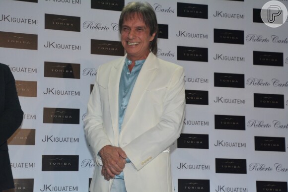 Roberto Carlos canta seus grandes sucessos no lançamento de sua biografia