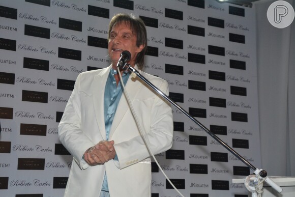 Roberto Carlos canta seus grandes sucessos no lançamento de sua biografia