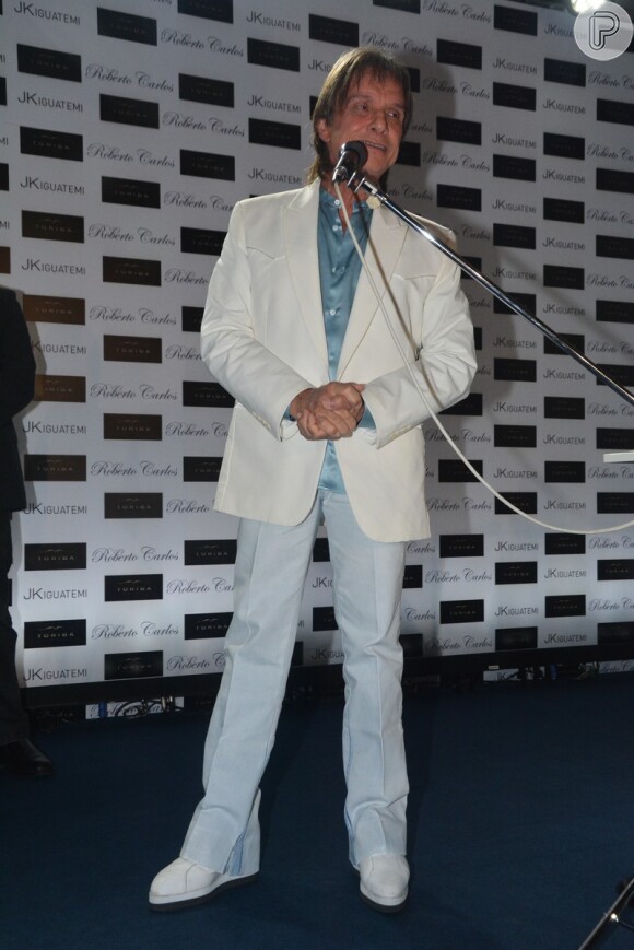 Roberto Carlos canta seus grandes sucessos no lançamento de sua biografia