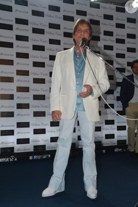 Roberto Carlos canta seus grandes sucessos no lançamento de sua biografia