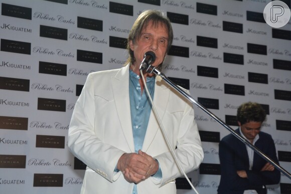 Roberto Carlos canta seus grandes sucessos no lançamento de sua biografia