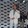 Roberto Carlos canta seus grandes sucessos no lançamento de sua biografia