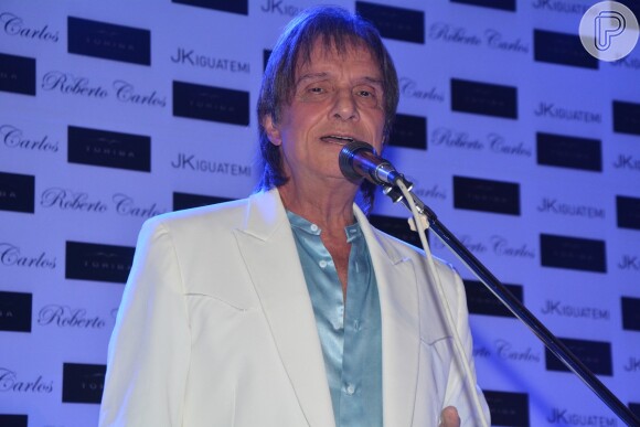 Roberto Carlos canta seus grandes sucessos no lançamento de sua biografia