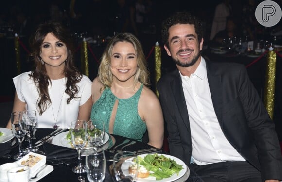 Fernanda Gentil e Priscila Montandon estavam acompanhadas de Felipe Andreoli no Prêmio Comunique-se