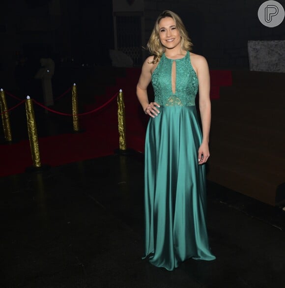 Fernanda Gentil apostou em um vestido longo verde para o Prêmio Comunique-se
