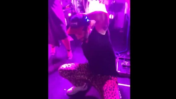 Bruno Gagliasso dançou funk até o chão na festa de aniversário de Giovanna Ewbank, na terça-feira, 26 de setembro de 2017