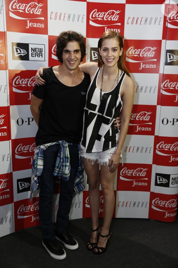Fiuk e Sophia Abrahão desfilaram juntos no Fashion Rio e posaram sorridentes para os fotógrafos