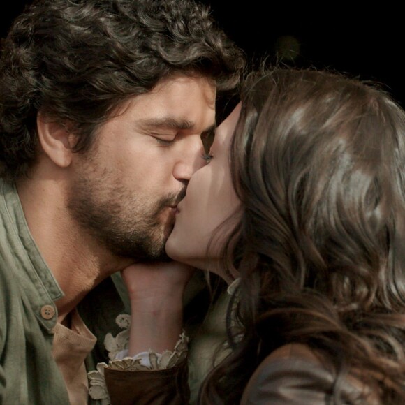 Maria Vitória (Vitória Strada) e Inácio (Bruno Cabrerizo) estão apaixonados, na novela 'Tempo de Amar'