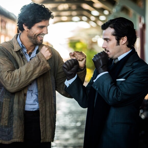 Inácio (Bruno Cabrerizo) enfrenta Fernão (Jayme Matarazzo) e os dois brigam, na novela 'Tempo de Amar'