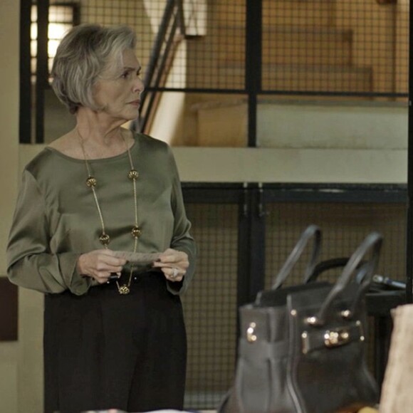 Sabine (Irene Ravache) ofereceu dinheiro a Cristóvão para ele se afastar de Dom (David Junior), na novela 'Pega Pega'