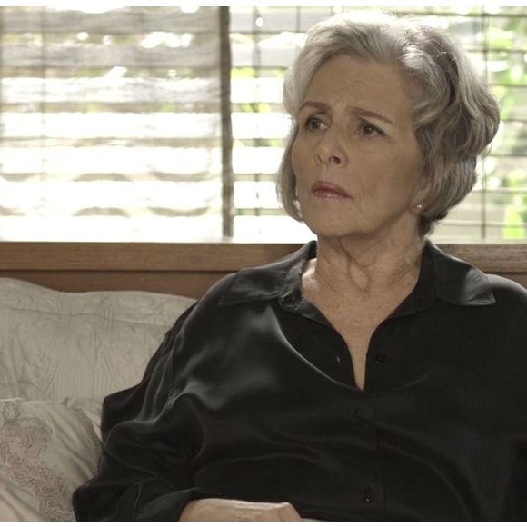 Sabine (Irene Ravache) passa mal depois de comer uma rabada com agrião apimentada servida por Madalena (Virgínia Rosa), na novela 'Pega Pega'